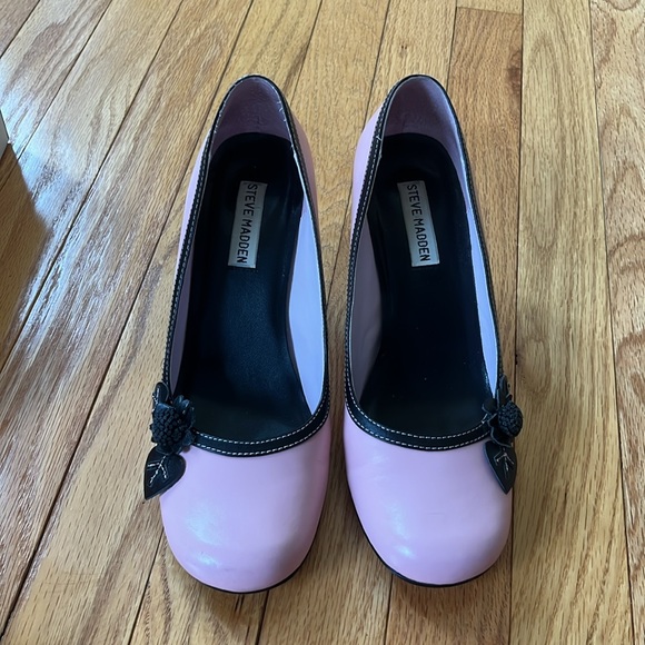 Vintage Steve Madden Pink/black trim and rosette pumps, Size 8 1/2. - Picture 3 of 8